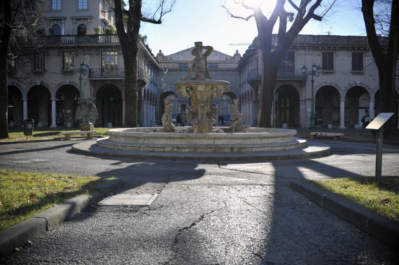 Bergamo Inn 15 Kültér fotó The fountain of the Piazza del Mercato