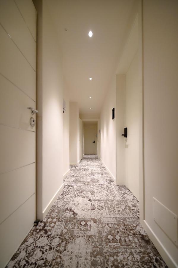 Bergamo Inn 15 Kültér fotó A corridor in a hotel