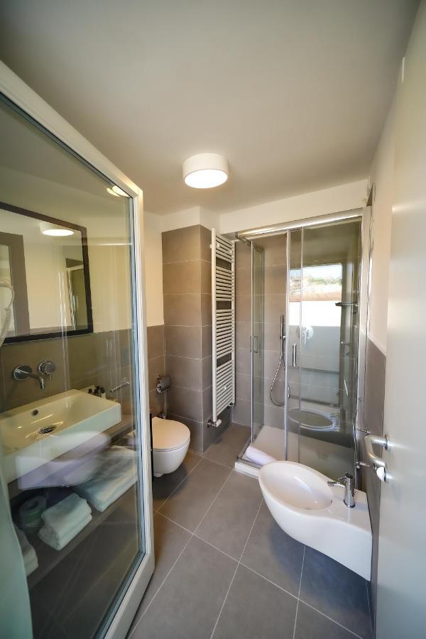Bergamo Inn 15 Kültér fotó A shower enclosure