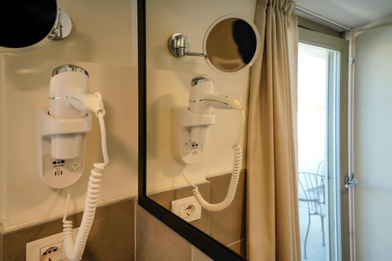Bergamo Inn 15 Kültér fotó A wall-mounted hair dryer in a hotel room