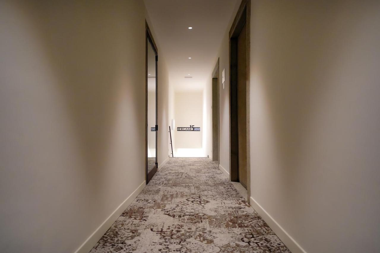 Bergamo Inn 15 Kültér fotó A corridor in a hotel