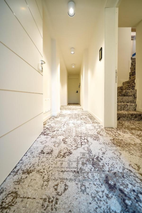 Bergamo Inn 15 Kültér fotó A granite floor