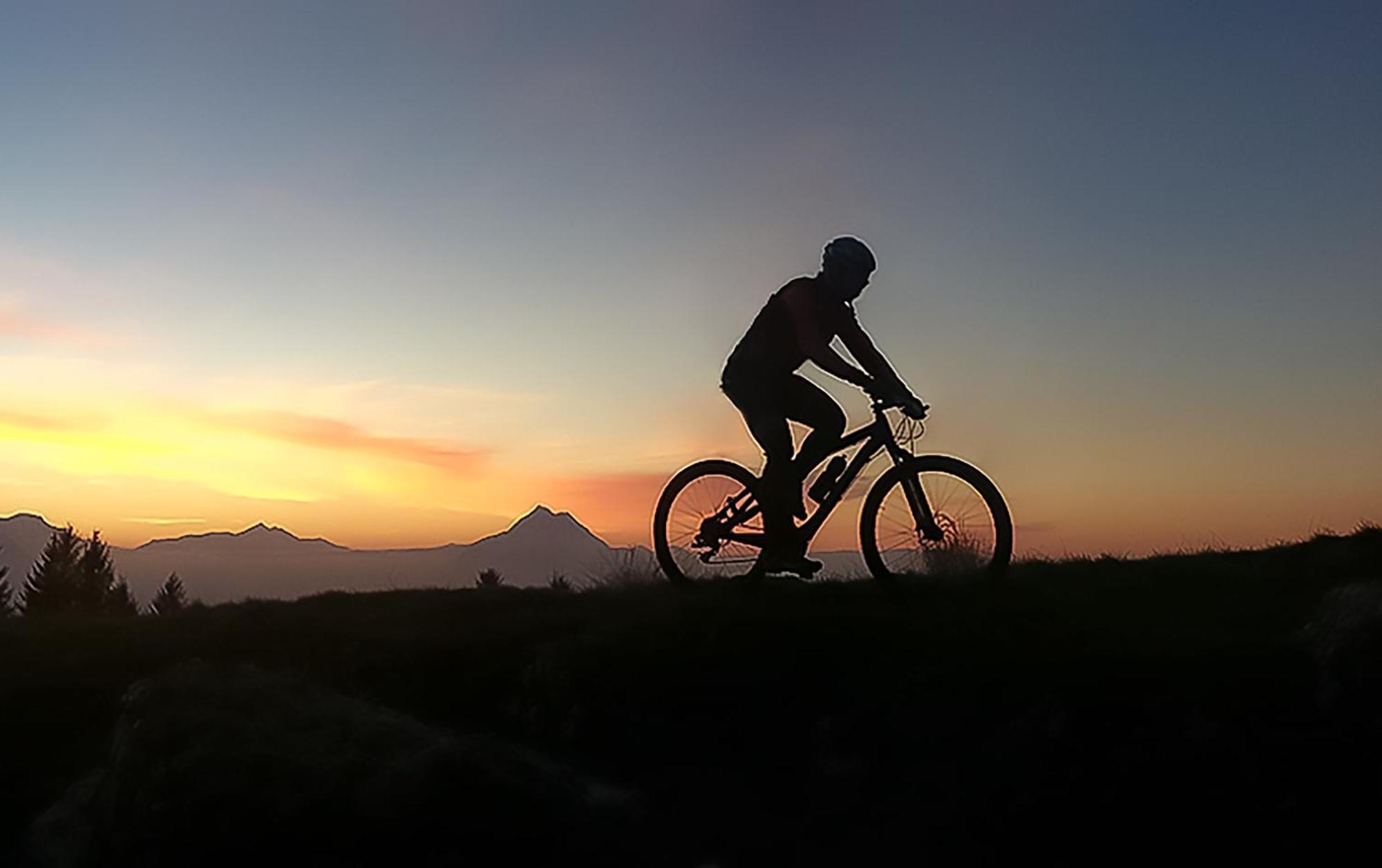 Bergamo Inn 15 Kültér fotó Mountain biking at sunset